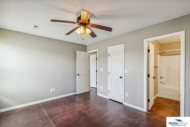 Building Photo - 3 bedroom, 2 bath duplex