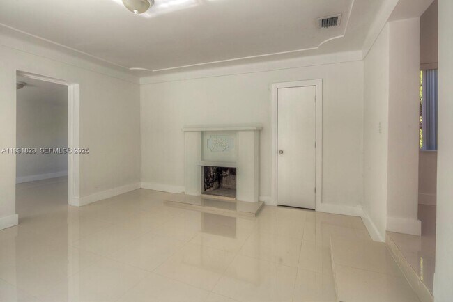 Building Photo - 14935 NE 11th Ct