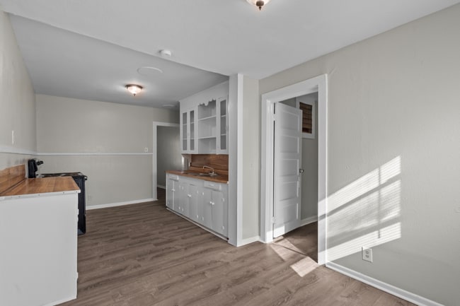 Building Photo - newly updated 2 bedroom