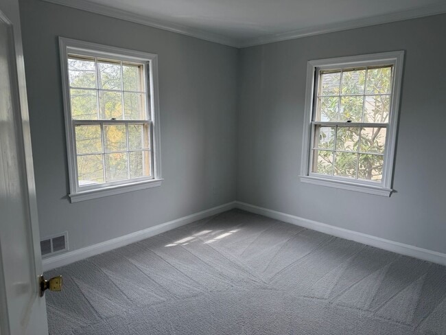 Building Photo - Lovely Home In Sought After Westmoreland Hills