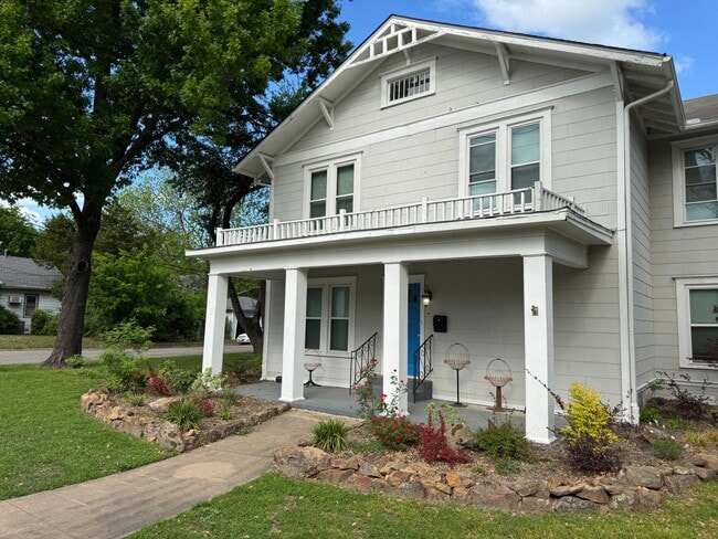 Building Photo - 2402 Monroe St