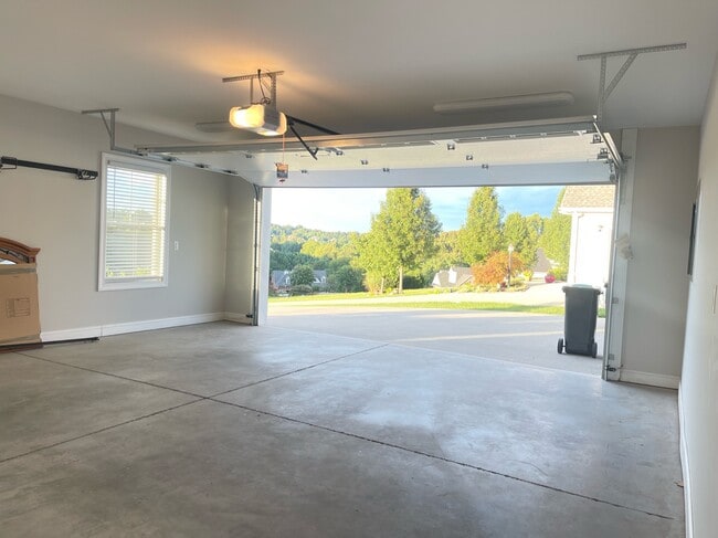 Building Photo - 1241 Whispering Springs Ct