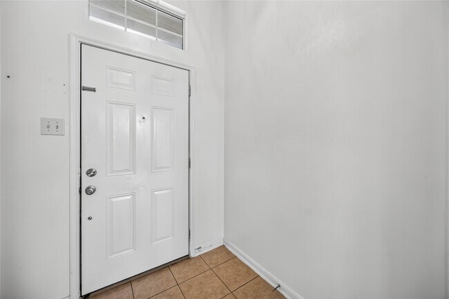 Building Photo - 12807 Canyon Echo Dr