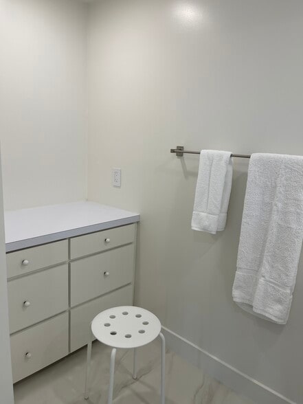 Building Photo - 633 Rocca Ave