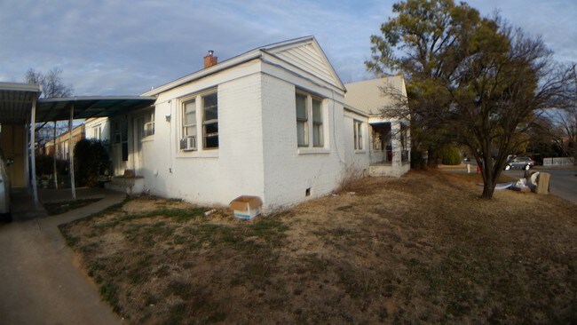 Building Photo - 1201 N Villa Ave