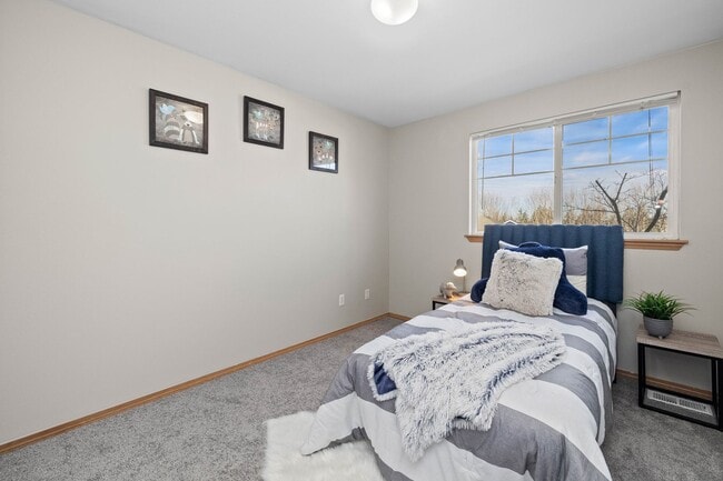 Building Photo - Immaculate 3 bed with lg fenced yard