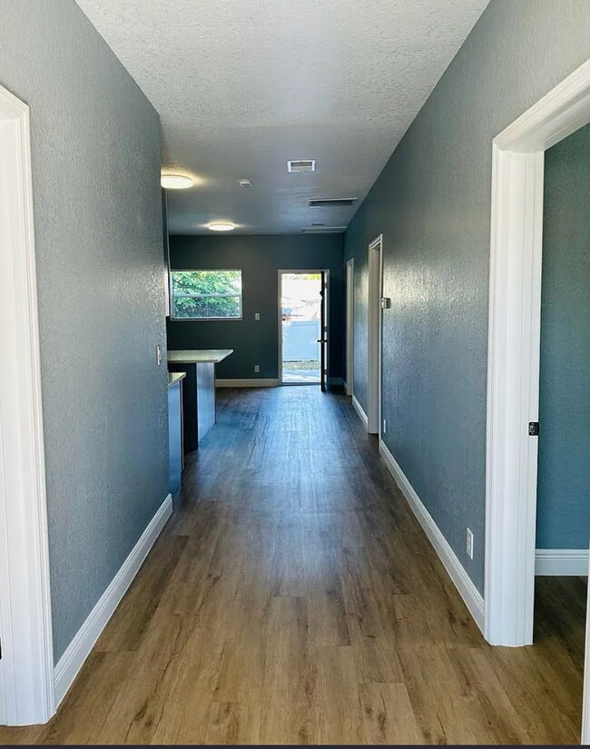 Building Photo - 2139 W St John St