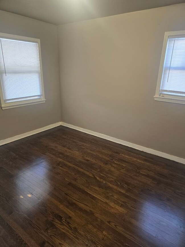 Building Photo - COZY 3 BEDROOM HOME WITH APPLIANCES