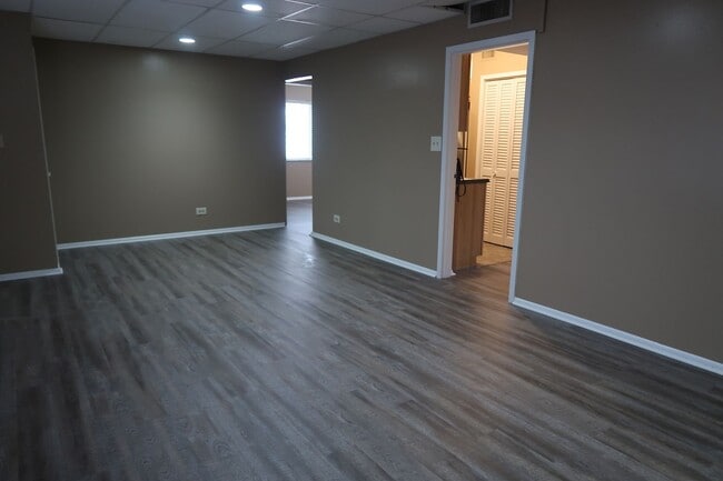 Building Photo - Very spacious condo on Lake Avenue! Lake Terrace #4 3bed/1bath $1650 per month includes assigned ...