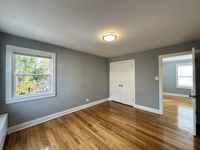 Building Photo - 2750 W North Shore Ave