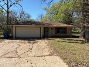 Building Photo - Large 4 bed home with 2 Car Garage