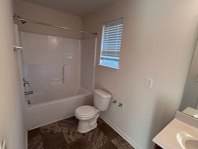 Building Photo - Coming Soon! 3/2.5 High Point Townhome, just north of town near N Main St & I-74