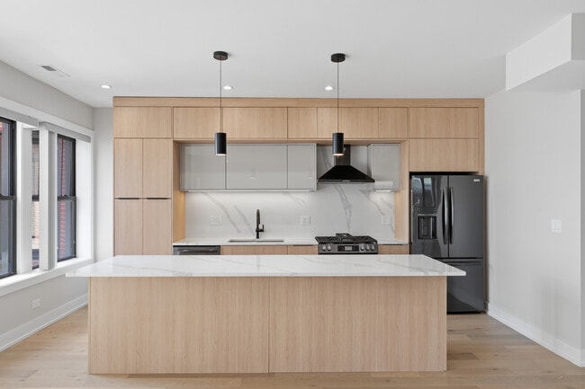 Building Photo - 7518 N Eastlake Terrace