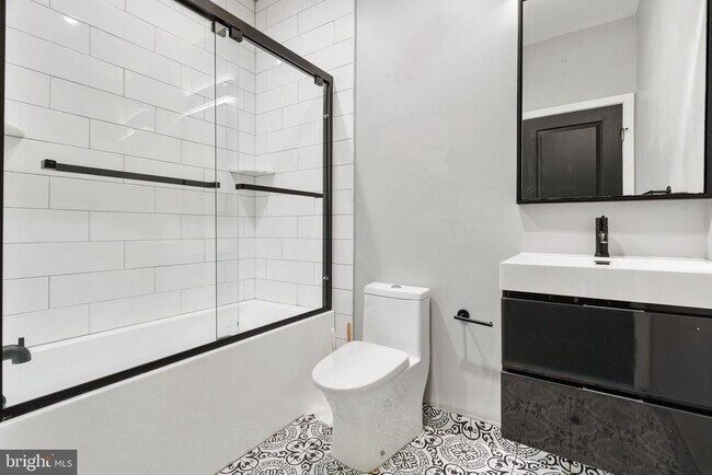 Building Photo - 2526 W Girard Ave