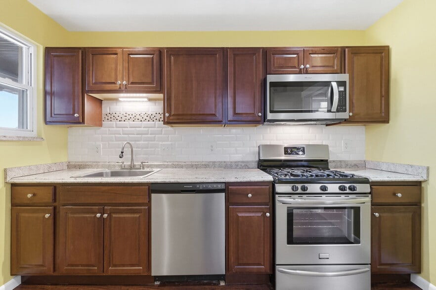 Building Photo - 2303 Sherbrook St