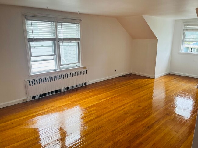 Building Photo - 70 Eileen St