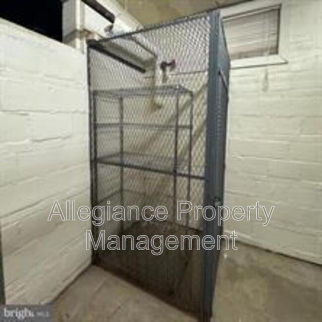 Building Photo - 1741 N Troy St