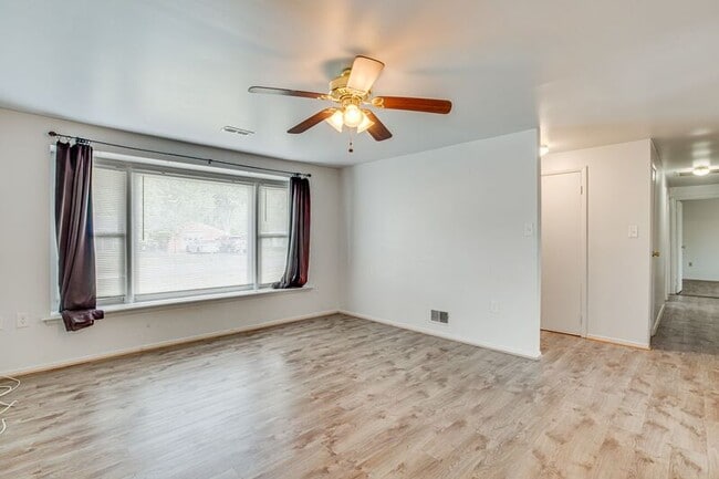 Building Photo - 825 Barkley Dr