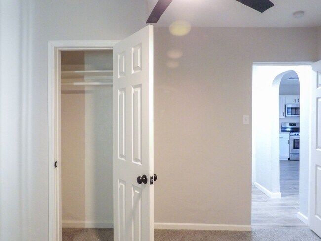 Building Photo - Close to Downtown 3 Bed 2 Bath with Fenced Backyard