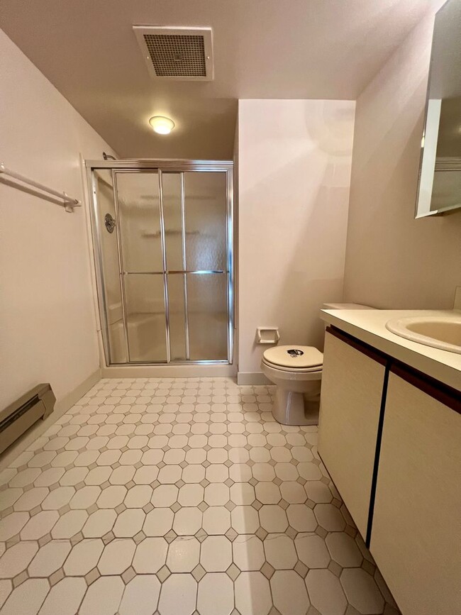 Building Photo - Gorgeous 2-Bedroom Condo at Crum Creek Valley Condominiums! Available NOW!