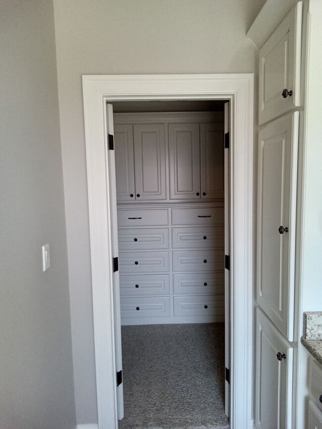 Building Photo - Benton Beauty