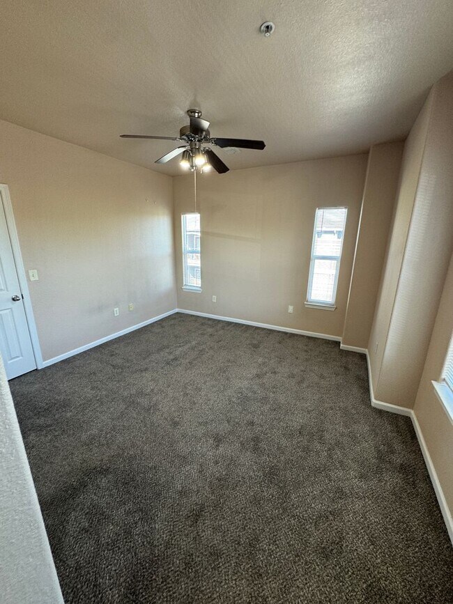 Building Photo - ***Gated community*** Spacious 2-bedroom, 2-bathroom condo in Antelope