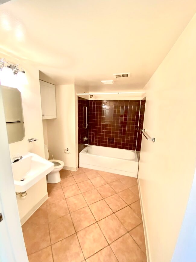 Full Bath - 9495 Linden Leaf Ct