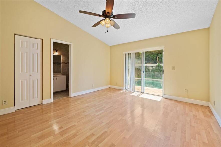 Building Photo - 4950 NW 83rd Ave