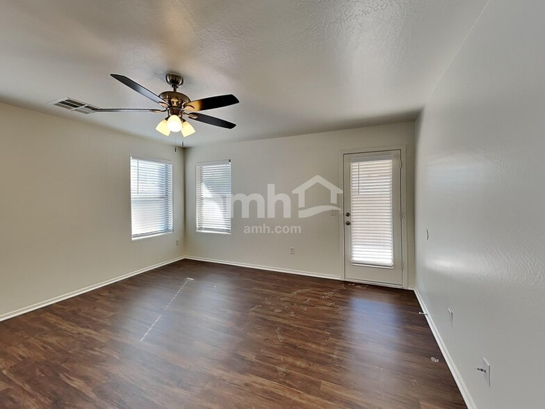 Building Photo - 6019 W Jones Ave