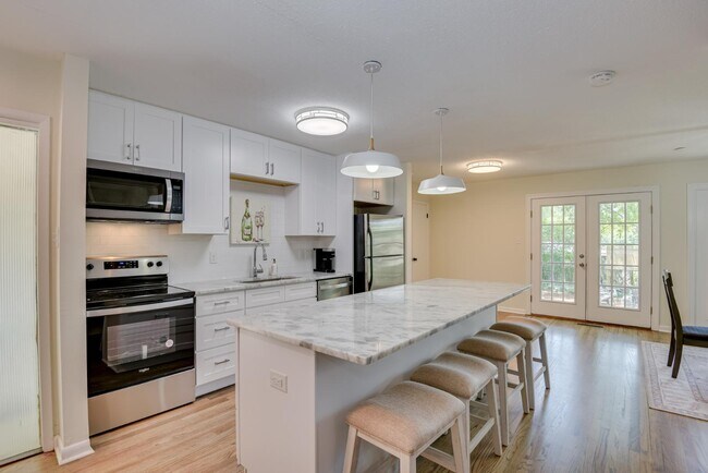 Building Photo - 1209 Azalea Dr