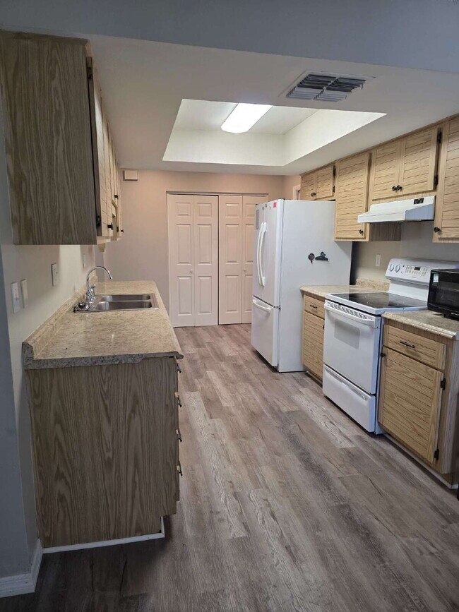Building Photo - 3 bedroom home in Historic Tarpon Springs