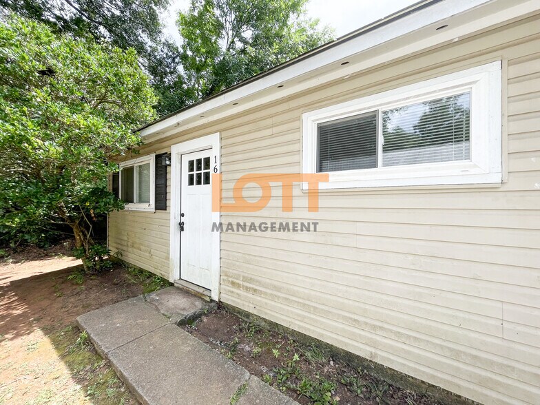 Primary Photo - 10 Montis Dr