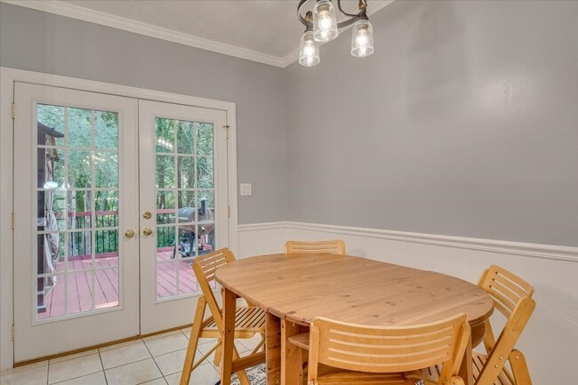 Building Photo - 4 bedroom 3 full bathroom home in heart of...