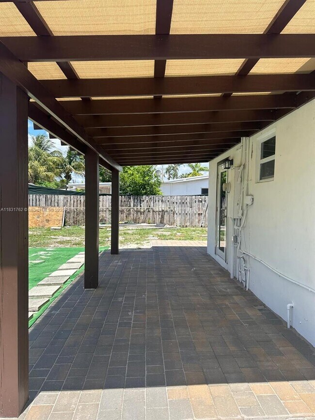 Building Photo - 1754 NE 48th Ct