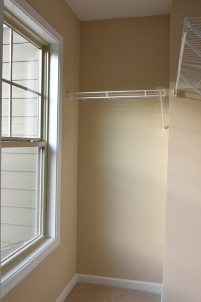 Walk-in closet - 545 Tuscan Cove