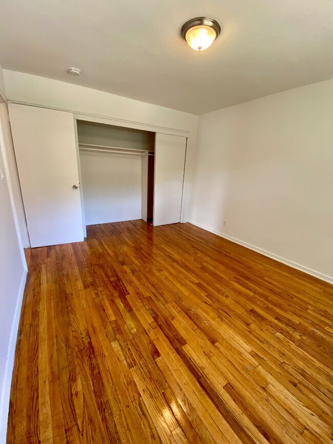 Building Photo - 157 White Plains Rd