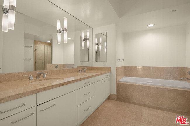 Building Photo - 13600 Marina Pointe Dr