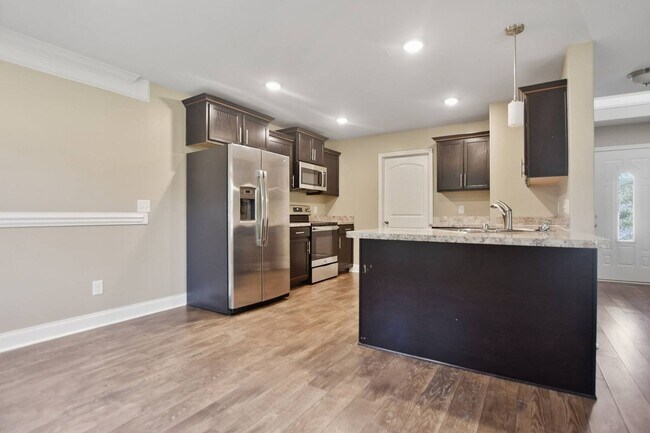Building Photo - Three Bedroom in Magnolia Place!