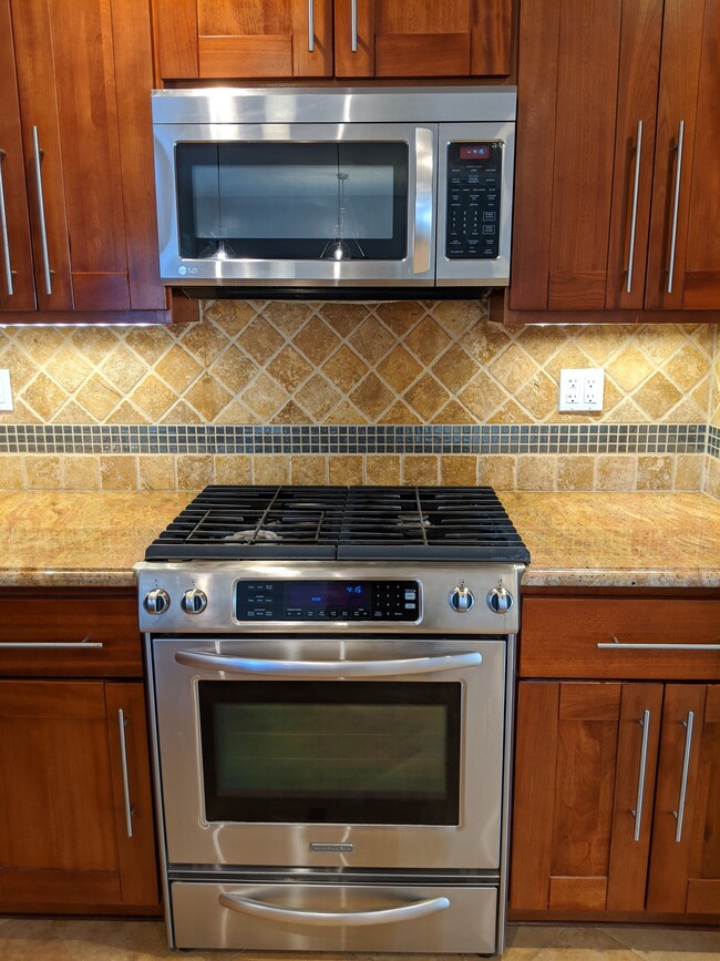 Gas range/oven/microwave - 2418 Villanova Rd