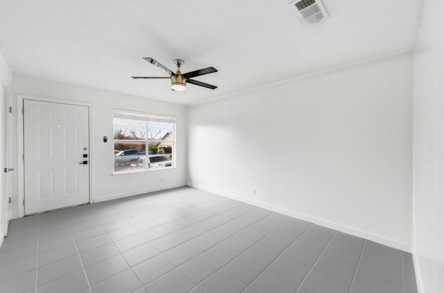 Building Photo - 3408 Dolphin Dr