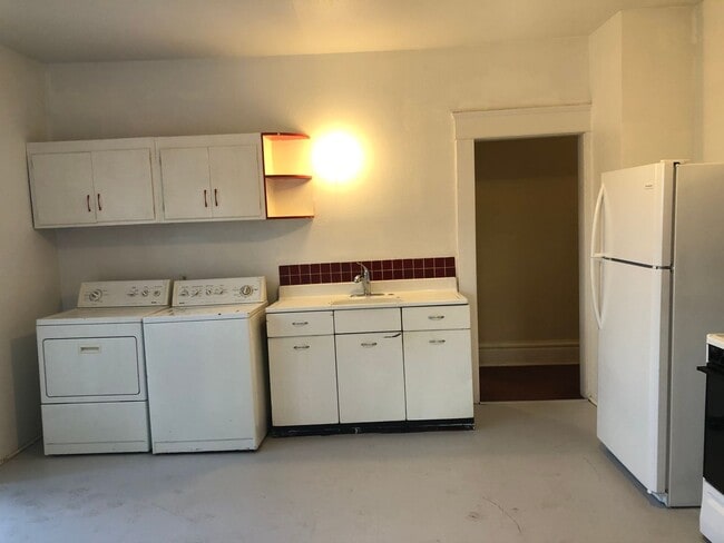 Building Photo - Large 4 bed/2 bath Farm House on River Rd. MOVE IN SPECIAL!