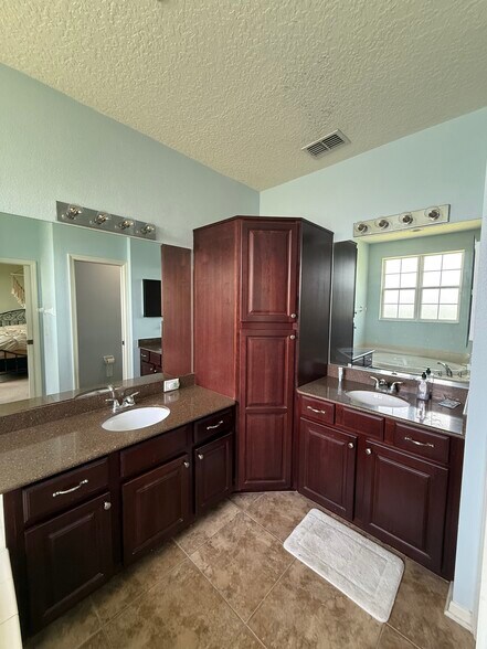 Building Photo - 8208 Villa Grande Ct