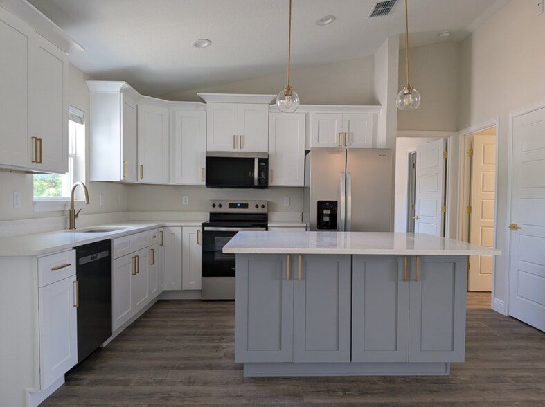 Building Photo - 7217 Hemlock Loop