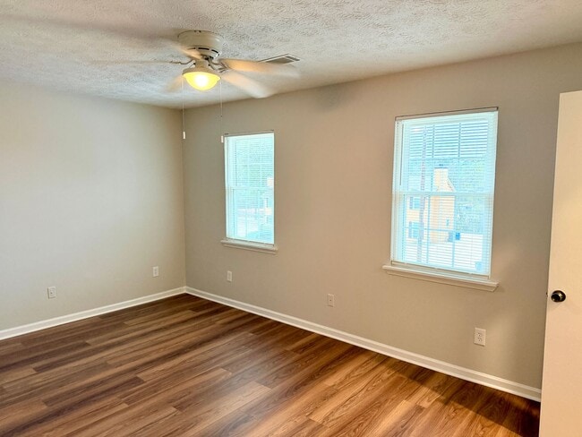 Building Photo - Welcome to this charming 2-bedroom, 1.5-bathroom home nestled in the lively community of Stockbri...