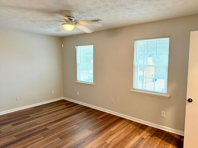 Building Photo - Welcome to this stylish and contemporary 2-bedroom, 1.5-bathroom corner townhome in Stockbridge!