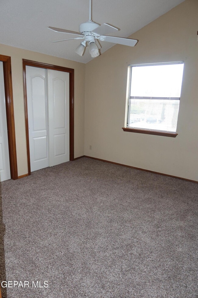 Building Photo - 1137 W Bend Ln