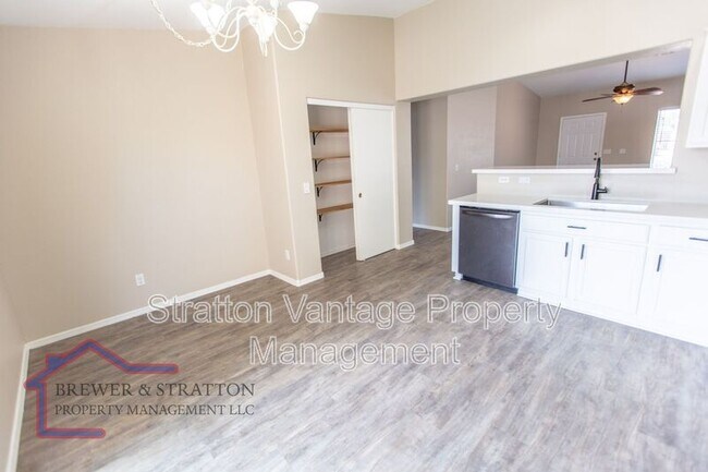 Building Photo - 10117 E Obispo Ave