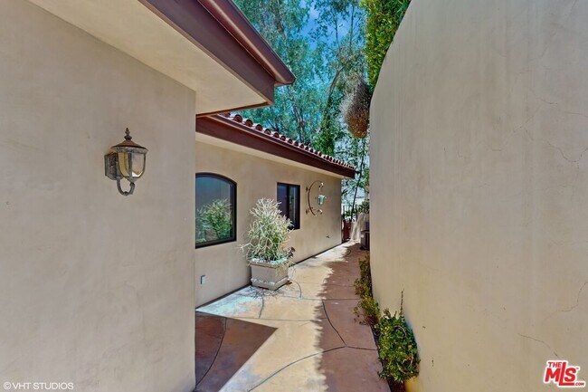 Building Photo - 3311 Deronda Dr
