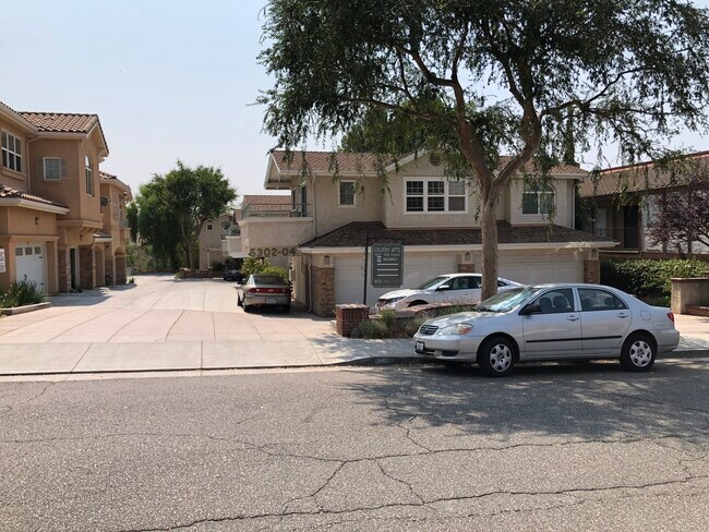 Front of building - 5304 Colodny Dr