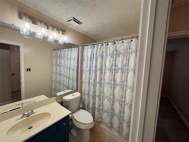 Building Photo - 2827 Parkwood Manor Dr